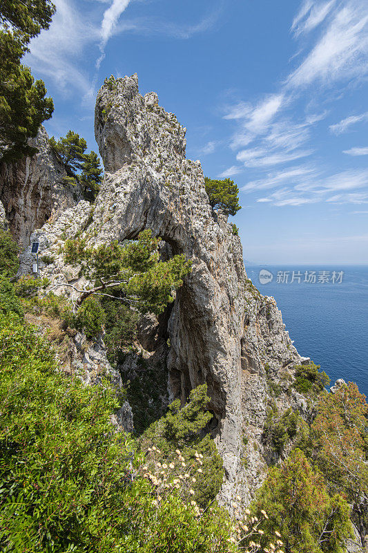 自然拱门(“Arco Naturale”)位于意大利第勒尼安海卡普里岛东海岸。
